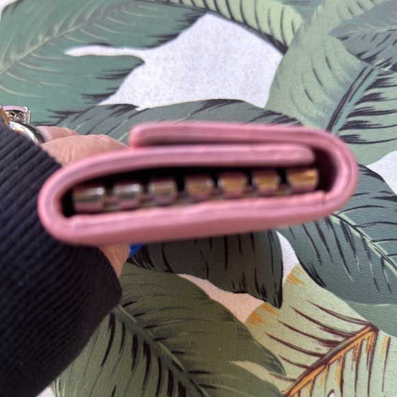 πΈπΈAmazing camellia. Chanel key Cles in Lucious leather and perfect pink. πΈπΈ - Picture 6 of 7